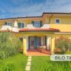 Casa gialla con giardino e patio.
