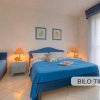 Camera con letto matrimoniale e singolo, lenzuola blu.