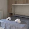 Camera da letto con letto matrimoniale e asciugamani.