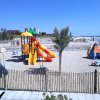 Parco giochi su una spiaggia sabbiosa.
