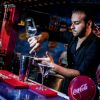 Bartender che prepara un cocktail al bancone.