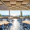 Ristorante all'aperto con vista mare.