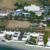 Resort dall'alto con piscine e villette sulla spiaggia.