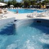 Piscina con idromassaggio e lettini a bordo.