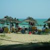 Spiaggia con ombrelloni e bagnanti.