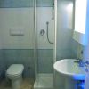 Bagno con doccia, lavandino e WC.
