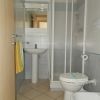 Bagno con doccia, lavandino e WC.