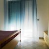 Camera con letto matrimoniale e tenda azzurra.