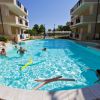 Piscina con persone che nuotano tra palazzi.