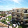 Complesso residenziale con lettini e vista mare.