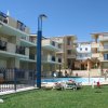 Complesso residenziale con piscina e lettini.