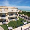 Un condominio con vista mare.