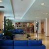 Interno di una hall con divani blu e un bar sullo sfondo.