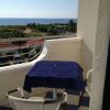 Balcone con tavolo blu, vista mare.