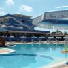 Piscina di un hotel con ombrelloni e sdraio.