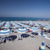 Spiaggia con ombrelloni bianchi e blu.