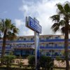 Hotel San Gaetano con palme e insegna frontale.
