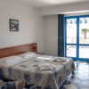 Camera d'hotel con letto matrimoniale.
