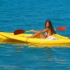 Persona in kayak giallo su acqua blu.