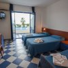 Stanza d'hotel con tre letti singoli.