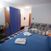 Camera d'hotel con letto matrimoniale e divano.