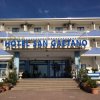Facciata di un hotel con scritta 