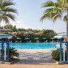 Ingresso alla piscina tra due palme.