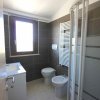 Bagno con doccia, lavandino e wc.