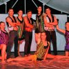 Gruppo di ballerini posano su un palco.
