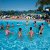 Persone in cerchio in una piscina all'aperto.