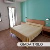 Camera con letto matrimoniale, parete verde.