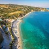 Vista aerea di una spiaggia con acqua cristallina.