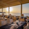 Ristorante sul mare al tramonto.