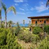 Giardino con vegetazione e vista sul mare.