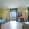 Camera con letto matrimoniale e vista mare.