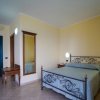 Letto matrimoniale con specchio e tavolo.