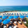Vista del mare con ombrelloni blu.