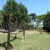 Area giochi all'aperto con rete per arrampicata.