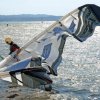 Persona che pratica kitesurf su acqua limpida.