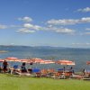 Spiaggia con ombrelloni rossi e blu e vista mare.