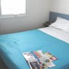 Letto matrimoniale coperto da un copriletto blu.