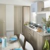 Cucina moderna con tavola apparecchiata.