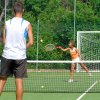 Due persone che giocano a tennis.