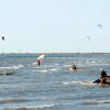 Persone che fanno windsurf in mare.