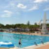 Grande piscina con ombrelloni blu.