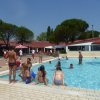 Persone che si divertono in una piccola piscina.