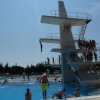 Trampolino affollato su una grande piscina.