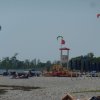 Spiaggia con aquiloni e torretta del bagnino.