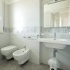 Bagno moderno con bidet e finestra.