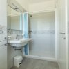 Bagno moderno con ampia doccia.